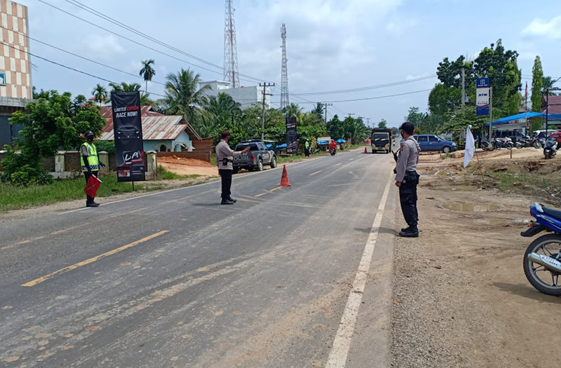 Tokoh Masyarakat Meninggal, Polsek Pangkalan Lesung Lakukan Pengaturan Lalin di Rumah Duka