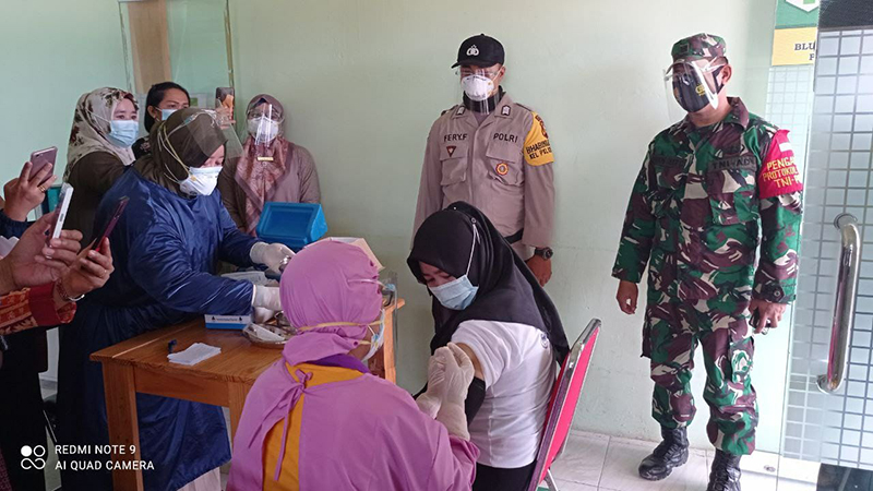 Personel Polsek Pangkalan Kerinci bersama TNI Laksanakan Pengamanan Vaksinasi Covid-19
