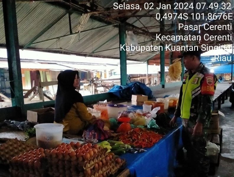Babinsa Koramil 06/Cerenti Kodim 0302/Inhu Selalu Pantau Perkembangan Harga Kebutuhan Pokok Di Wilayah Kecamatan Cerenti Kabupaten Kuansing Riau