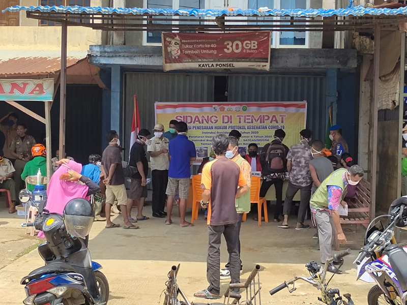 Polsek Ukui Bersama Tim Gabungan Gelar Razia Prokes, Pelanggar Disidang di Tempat