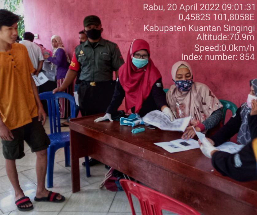 Babinsa Koramil 06/ Cerenti Kodim 0302/ Inhu Mendata Warga Yang Belum Vaksin Booster