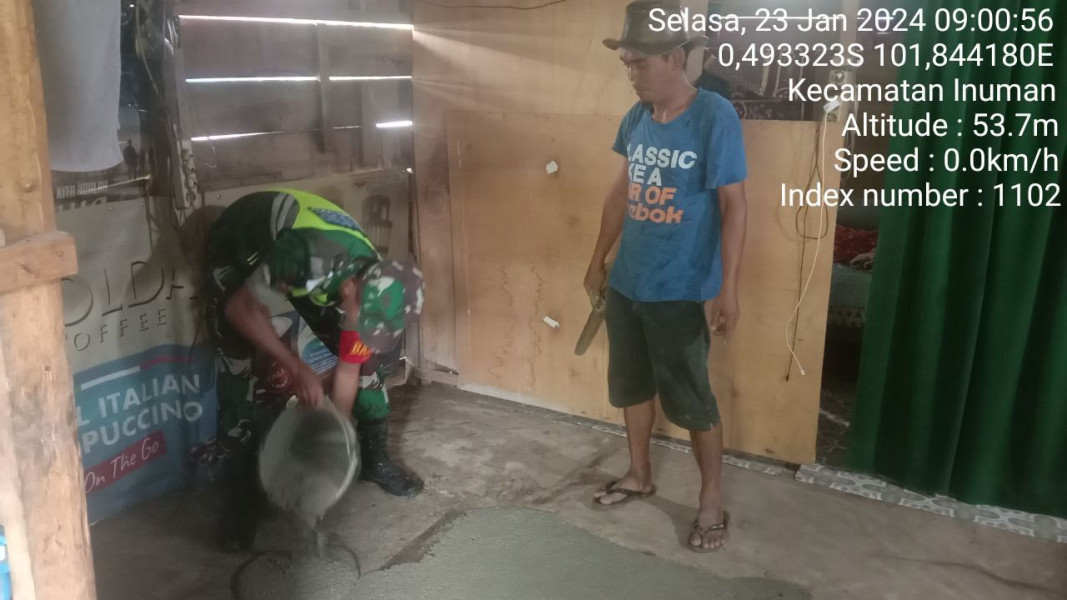 Babinsa Koramil 06/Cerenti Kodim 0302/Inhu Pratu Dandy Zulfahmi Bersama Warga Gotong Royong Di Desa Bedeng Sikuran Kampung Pancasila