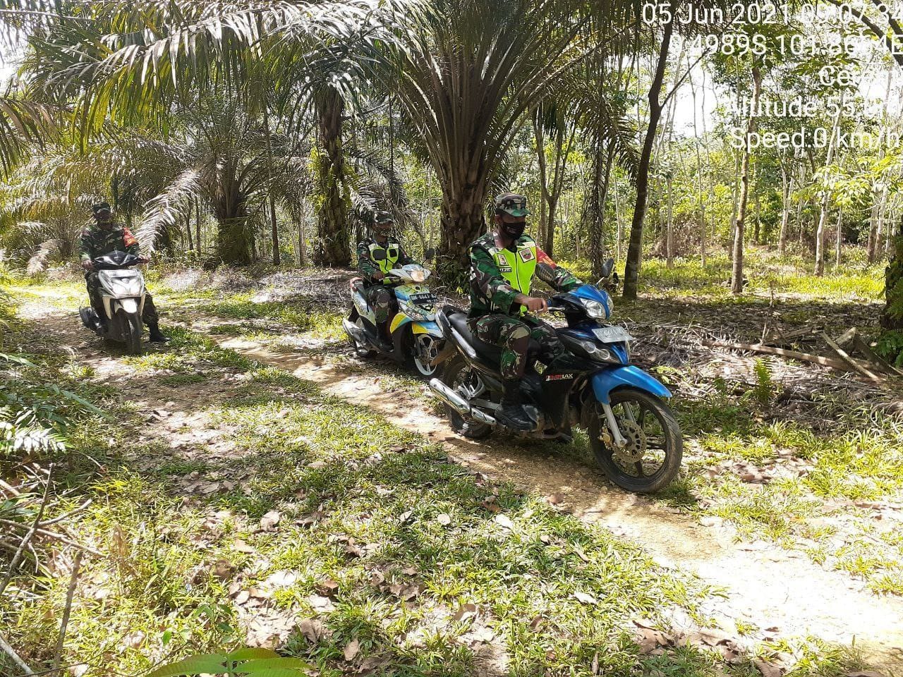 Serda Samrin Koramil 06/Cerenti Terus  Sosialisasikan Dan Patroli Tentang Bahaya Karhutla Di Wilayah Binaannya
