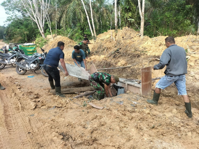 Satgas TMMD Ke- 120 Kodim 0302/Inhu  Melaksanakan Pemasangan Gorong-gorong Jalan Penghubung Desa Pekan Heran Dan Desa Redang 