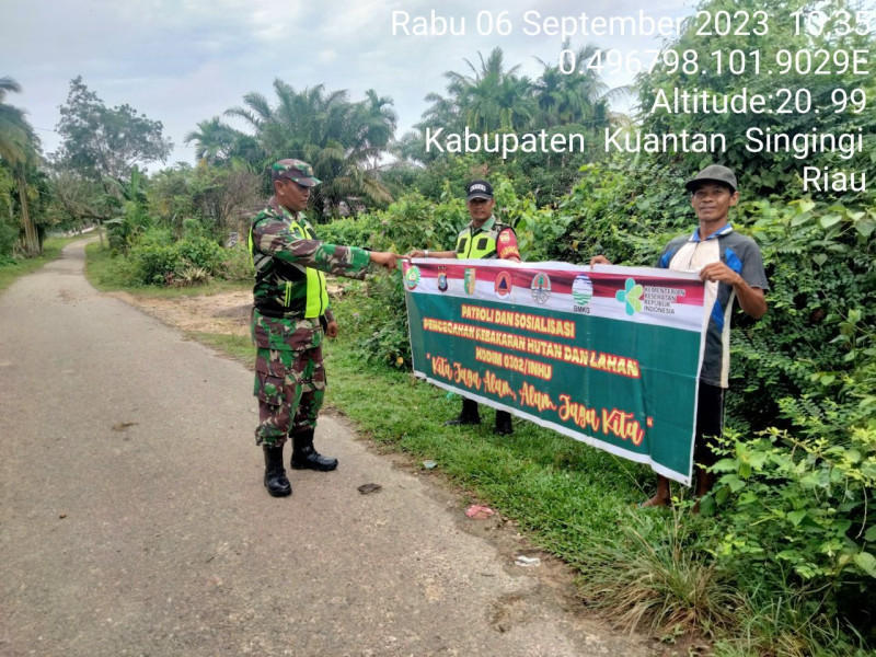 Anggota Koramil 06/Cerenti Kodim 0302/Inhu Laksanakan Patroli Untuk Cegah Kebakaran Hutan Dan Lahan di Kecamatan Inuman Kabupaten Kuansing