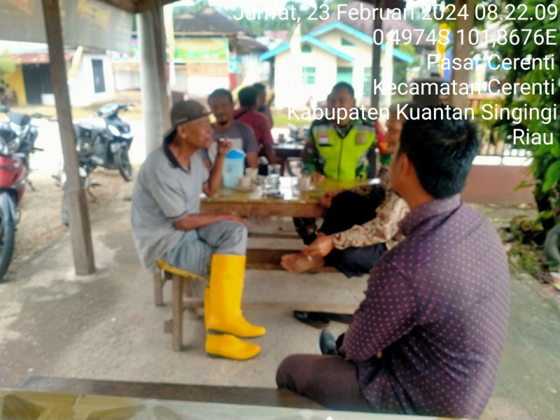 Babinsa Koramil 06/Cerenti Kodim 0302/Inhu Komsos Dengan Warga Kelurahan Pasar 