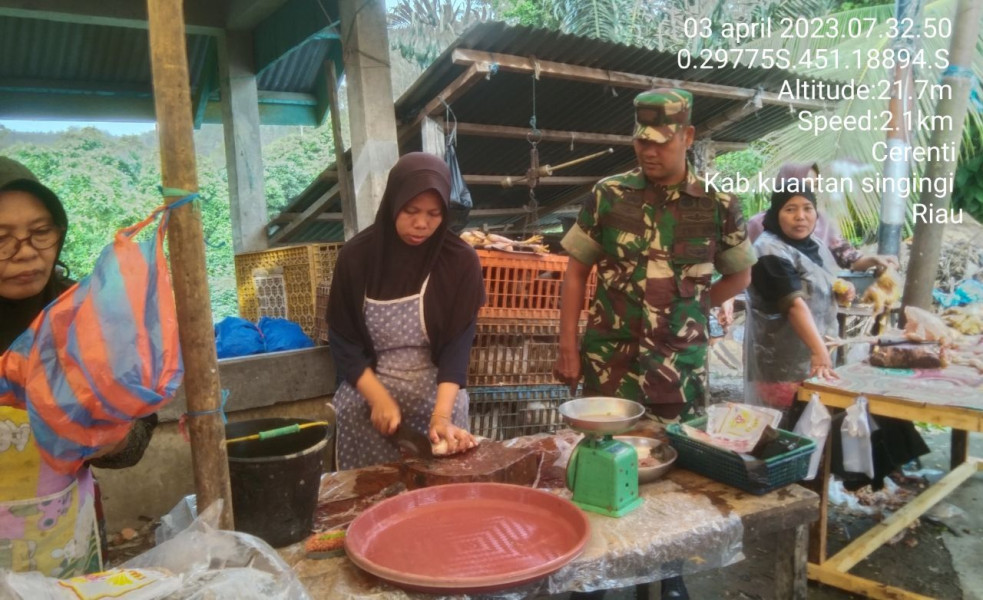 Babinsa Koramil 06/Cerenti Kodim 0302/Inhu Selalu Pantau Perkembangan Harga Kebutuhan Pokok Di Wilayah Kecamatan Cerenti Desa Koto Cerenti