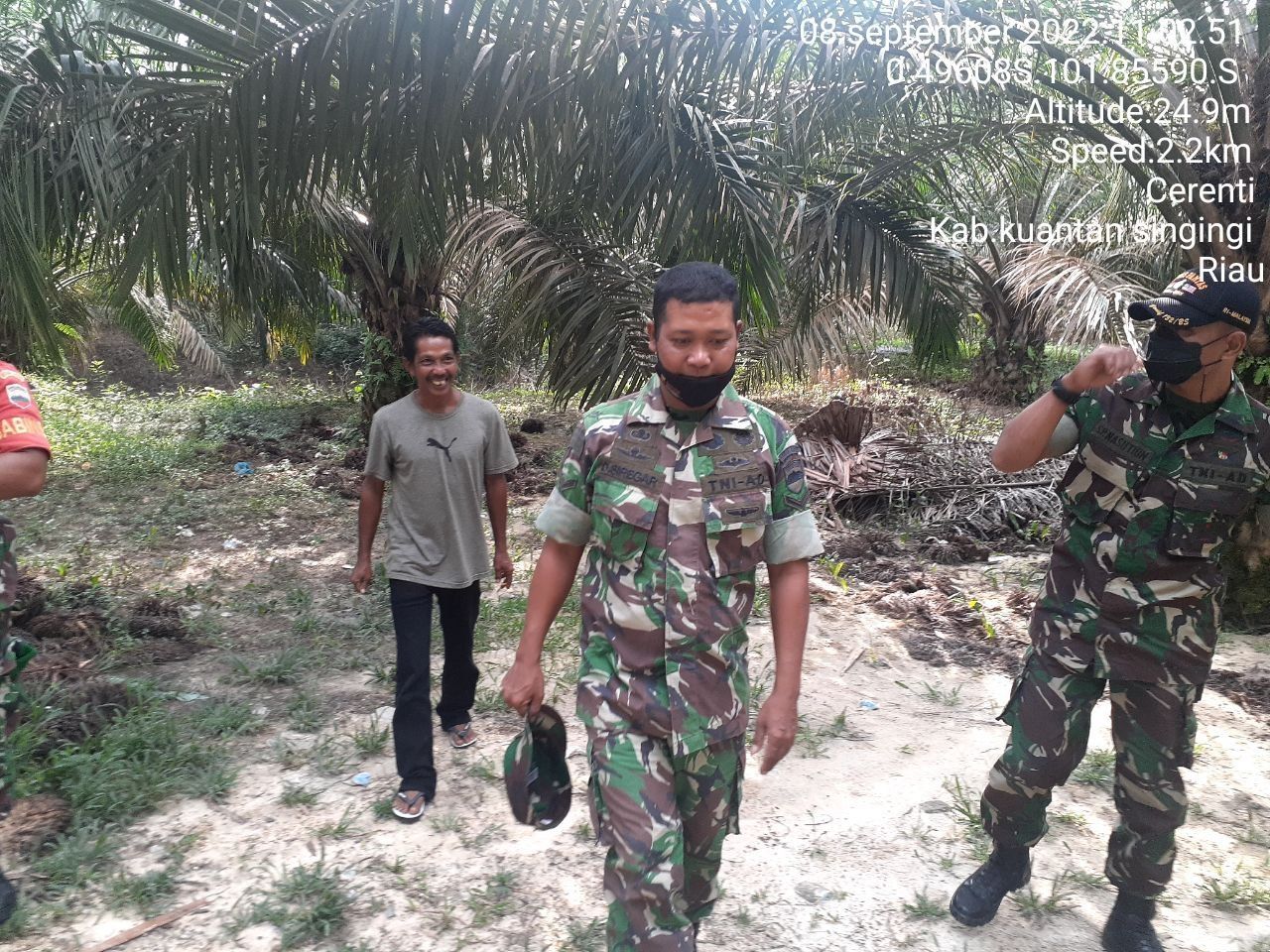 Serda Dumen Siregar Babinsa Koramil 06/ Cerenti Dim 0302/ Inhu Laksanakan Patroli dan Sosialisasi Kepada Masyarakat di Desa Pulau Jambu Cerenti