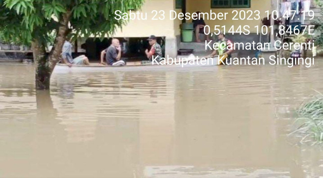 Tanggap Bencana Para Babinsa Koramil 06/Cerenti Kodim 0302/Inhu Bantu Evakuasi Korban Banjir Di Wilayah Teritoal Nya