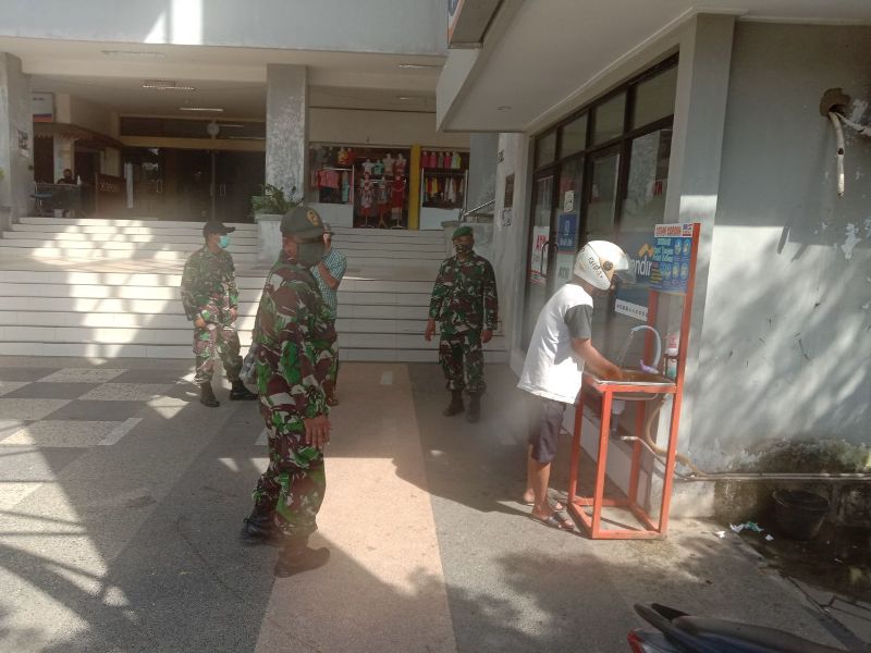 Babinsa Koramil 02 Rambah Imbau Warga Rajin Cuci Tangan