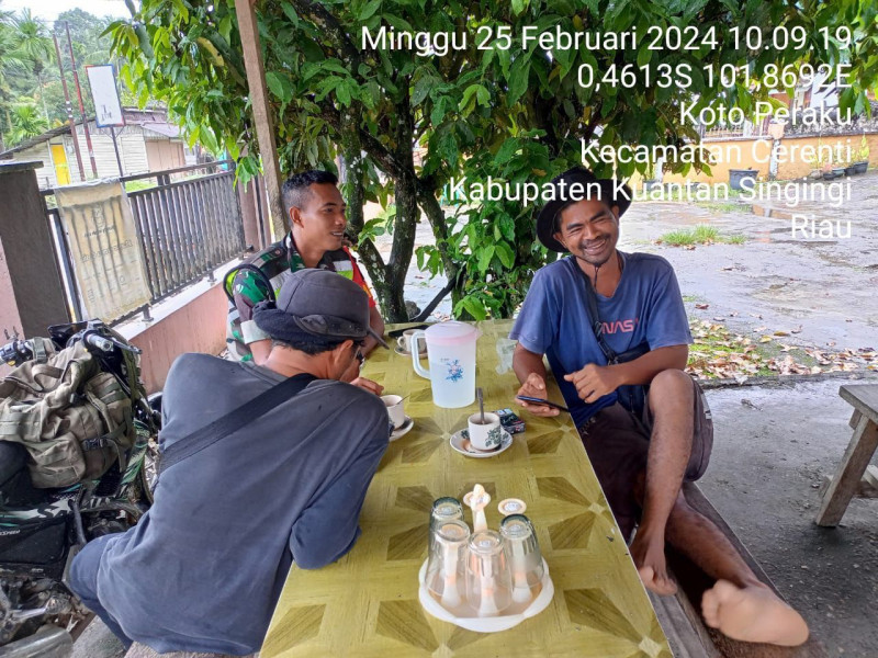 Babinsa Koramil 06 /Cerenti   Kodim 0302/ Inhu Komsos Di Kelurahan Koto Peraku 