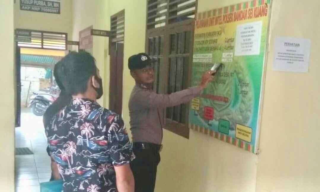 Personel Polsek Bandar Sei Kijang Edukasi Warga Terkait Pembuatan SKCK