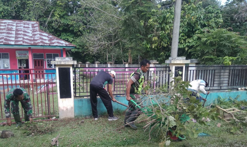 TNI Peduli Pasca Banjir Koramil 06/Cerenti Bersama Pemerintah Desa Laksanakan Goro Bersihkan TK Bestari