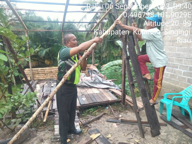 Anggota Koramil 06/Cerenti Kodim 0302/Inhu Membantu Warga  Gotong Royong Rehap Rumah Warga